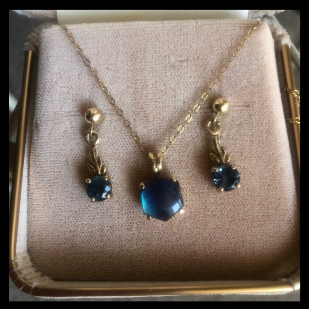 BLUE SAPPHIRE COSTUME JEWELRY NECKLACE AND EARRINGS SET!